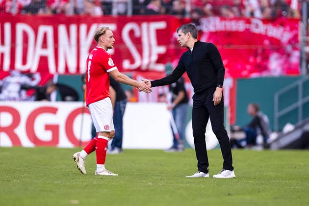 23.08.2026, Fussball, 1. Runde im DFB-Pokal, Rot-Weiss Essen - FC St. Pauli. v. l. Tony Menzel (Rot-Weiss Essen) klatscht mit Direktor Profifussball Marcus Steegmann (Rot-Weiss Essen) ab. Essen Stadion an der Hafenstraße NRW Deutschland xRHR-FOTO DEx *** August 23, 2026, Soccer, 1st Round of the DFB Cup, Rot-Weiss Essen vs. FC St. Pauli; Tony Menzel of Rot-Weiss Essen high-fives Marcus Steegmann, Director of Professional Soccer at Rot-Weiss Essen; Rot-Weiss Essen; Essen Stadium on Hafenstraße; North Rhine-Westphalia, Germany; xRHR PHOTO DEx Copyright: DennisxEwert RHR-FOTOx RHR-FOTO DE