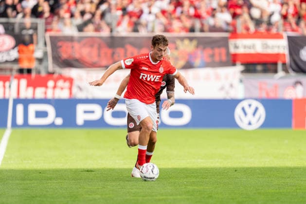 23.08.2026, GER Deutschland, Fussball, Saison 2026 2027, DFB-Pokal 1. Runde RW Essen - St. Pauli Zweikampf zwischen Marvin Obuz (Rot-Weiss Essen, 10) und Louis Oppie (FC St. Pauli, 23) Essen Stadion an der Hafenstraße Nordrhein-Westfalen (NRW) Deutschland *** August 23, 2026, GER Germany, Soccer, 2026–2027 Season, DFB Cup, First Round: RW Essen vs. St. Pauli; duel between Marvin Obuz (Rot-Weiss Essen, 10) and Louis Oppie (FC St. Pauli, 23); Essen Stadium on Hafenstraße, North Rhine-Westphalia (NRW), Germany Copyright: xnordphotoxGmbHx xChristianxSchulzex