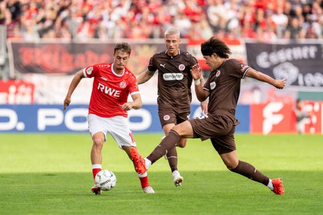 23.08.2026, GER Deutschland, Fussball, Saison 2026 2027, DFB-Pokal 1. Runde RW Essen - St. Pauli Zweikampf zwischen Marvin Obuz (Rot-Weiss Essen, 10) und Louis Oppie (FC St. Pauli, 23) Tomoya Ando (FC St. Pauli, 15) Essen Stadion an der Hafenstraße Nordrhein-Westfalen (NRW) Deutschland *** August 23, 2026, GER Germany, Soccer, 2026–2027 Season, DFB Cup, First Round: RW Essen vs. St. Pauli; duel between Marvin Obuz (Rot-Weiss Essen, 10) and Louis Oppie (FC St. Pauli, 23) and Tomoya Ando (FC St. Pauli, 15); Essen Stadium on Hafenstraße, North Rhine-Westphalia (NRW), Germany Copyright: xnordphotoxGmbHx xChristianxSchulzex