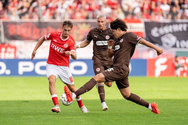23.08.2026, GER Deutschland, Fussball, Saison 2026 2027, DFB-Pokal 1. Runde RW Essen - St. Pauli Zweikampf zwischen Marvin Obuz (Rot-Weiss Essen, 10) und Louis Oppie (FC St. Pauli, 23) Tomoya Ando (FC St. Pauli, 15) Essen Stadion an der Hafenstraße Nordrhein-Westfalen (NRW) Deutschland *** August 23, 2026, GER Germany, Soccer, 2026–2027 Season, DFB Cup, First Round: RW Essen vs. St. Pauli; duel between Marvin Obuz (Rot-Weiss Essen, 10) and Louis Oppie (FC St. Pauli, 23) and Tomoya Ando (FC St. Pauli, 15); Essen Stadium on Hafenstraße, North Rhine-Westphalia (NRW), Germany Copyright: xnordphotoxGmbHx xChristianxSchulzex
