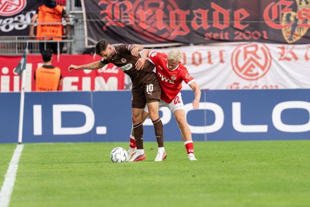 23.08.2026, GER Deutschland, Fussball, Saison 2026 2027, DFB-Pokal 1. Runde RW Essen - St. Pauli Zweikampf zwischen Branimir Hrgota (FC St. Pauli, 10) und Janne Sietan (Rot-Weiss Essen, 22) Essen Stadion an der Hafenstraße Nordrhein-Westfalen (NRW) Deutschland *** August 23, 2026, GER Germany, Soccer, 2026–2027 Season, DFB Cup, First Round: RW Essen vs. St. Pauli; duel between Branimir Hrgota (FC St. Pauli, No. 10) and Janne Sietan (Rot-Weiss Essen, No. 22); Essen Stadium on Hafenstraße, North Rhine-Westphalia (NRW), Germany Copyright: xnordphotoxGmbHx xChristianxSchulzex