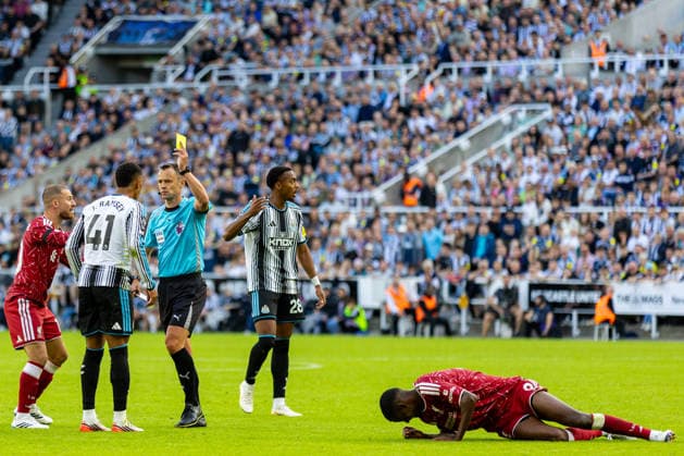 Football - FA Premier League - Newcastle United FC v Liverpool FC NEWCASTLE-UPON-TYNE, ENGLAND - Saturday, August 22, 2026: Referee Stuart Atwell shows Newcastle United s Jacob Ramsey (L) a yellow card during the FA Premier League match between Newcastle United FC and Liverpool FC at St James Park. (Photo by David Rawcliffe Propaganda) NEWCASTLE-UPON-TYNE St James Park TYNE AND WEAR ENGLAND  Copyright: xDavidxRawcliffex P2026-08-23-Newcastle_Liverpool-157