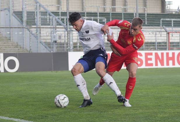 Gabriel Vidovic (SC Paderborn) im Duell mit Jannis Farr (Luebeck) Fussball, Saison 2026 2027, Maenner, Herren, DFB Pokal, 1. Hauptrunde, Stadion Lohmuehle, Phoenix Luebeck gegen SC Paderborn DFL REGULATIONS PROHIBIT ANY USE OF PHOTOGRAPHS AS IMAGE SEQUENCES AND OR QUASI-VIDEO. *** Gabriel Vidovic of SC Paderborn goes head-to-head with Jannis Farr of Lübeck Soccer, 2026–2027 season, Men, DFB Cup, 1st Round, Lohmühle Stadium, Phoenix Lübeck vs. SC Paderborn. DFL regulations prohibit any use of photographs as image sequences and or quasi-video.