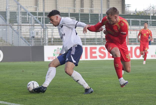 Gabriel Vidovic (SC Paderborn) im Duell mit Jannis Farr (Luebeck) Fussball, Saison 2026 2027, Maenner, Herren, DFB Pokal, 1. Hauptrunde, Stadion Lohmuehle, Phoenix Luebeck gegen SC Paderborn DFL REGULATIONS PROHIBIT ANY USE OF PHOTOGRAPHS AS IMAGE SEQUENCES AND OR QUASI-VIDEO. *** Gabriel Vidovic of SC Paderborn goes head-to-head with Jannis Farr of Lübeck Soccer, 2026–2027 season, Men, DFB Cup, 1st Round, Lohmühle Stadium, Phoenix Lübeck vs. SC Paderborn. DFL regulations prohibit any use of photographs as image sequences and or quasi-video.