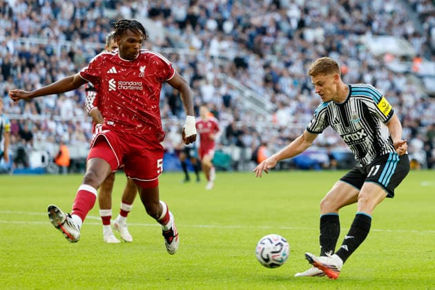 Newcastle United v Liverpool - Premier League 2026 27 Jeremy Jacquet of Liverpool and Harvey Barnes of Newcastle United challenge during the Premier League 2026 27 match between Newcastle United and Liverpool FC at St James Park on August 23, 2026 in Newcastle upon Tyne, England. WARNING! This Photograph May Only Be Used For Newspaper And Or Magazine Editorial Purposes. May Not Be Used For Publications Involving 1 player, 1 Club Or 1 Competition Without Written Authorisation From Football DataCo Ltd. For Any Queries, Please Contact Football DataCo Ltd on +44 (0) 207 864 9121 Newcastle upon Tyne St. James Park England United Kingdom Copyright: xAllstarxPicturexLibraryxLtdx