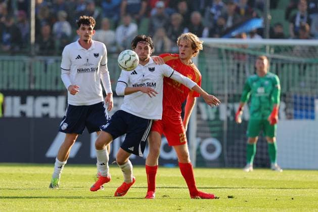 23.08.26, GER, DFB-Pokal, Fussball, 1.Runde, Saison 2026 2027, Dietmar-Scholze-Stadion an der Lohmuehle, 1.FC Phönix Lübeck vs SC Paderborn 07 Anton Ihde (1.FC Phoenix Luebeck 11) im Zweikampf gegen Mattes Hansen (SC Paderborn 07 22) Foto nordphoto GmbH Tauchnitz Luebeck Dietmar-Scholze-Stadion an der Lohmuehle SH Germany *** August 23, 2026, Germany, DFB Cup, Soccer, 1st Round, 2026–2027 Season, Dietmar Scholze Stadium an der Lohmuehle, 1 FC Phönix Lübeck vs. SC Paderborn 07 Anton Ihde (1 FC Phoenix Lübeck, No. 11) in a tackle against Mattes Hansen (SC Paderborn 07, No. 22). Photo: nordphoto GmbH, Tauchnitz, Lübeck, Dietmar Scholze Stadium an der Lohmühle, SH, Germany Copyright: xnordphotoxGmbHx xTauchnitzx