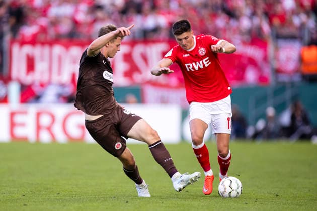 23.08.2026, Fussball, 1. Runde im DFB-Pokal, Rot-Weiss Essen - FC St. Pauli. v. l. David Nemeth (FC St. Pauli), Semir Telalovic (Rot-Weiss Essen). Essen Stadion an der Hafenstraße NRW Deutschland xRHR-FOTO DEx *** August 23, 2026, Soccer, 1st Round of the DFB Cup, Rot-Weiss Essen vs. FC St. Pauli, David Nemeth (FC St. Pauli), Semir Telalovic (Rot-Weiss Essen), Essen Stadium on Hafenstraße, North Rhine-Westphalia, Germany, xRHR PHOTO DEx Copyright: DennisxEwert RHR-FOTOx RHR-FOTO DE