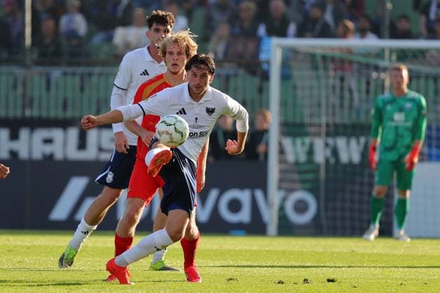 23.08.26, GER, DFB-Pokal, Fussball, 1.Runde, Saison 2026 2027, Dietmar-Scholze-Stadion an der Lohmuehle, 1.FC Phönix Lübeck vs SC Paderborn 07 Anton Ihde (1.FC Phoenix Luebeck 11) im Zweikampf gegen Mattes Hansen (SC Paderborn 07 22) Foto nordphoto GmbH Tauchnitz Luebeck Dietmar-Scholze-Stadion an der Lohmuehle SH Germany *** August 23, 2026, Germany, DFB Cup, Soccer, 1st Round, 2026–2027 Season, Dietmar Scholze Stadium an der Lohmuehle, 1 FC Phönix Lübeck vs. SC Paderborn 07 Anton Ihde (1 FC Phoenix Lübeck, No. 11) in a tackle against Mattes Hansen (SC Paderborn 07, No. 22). Photo: nordphoto GmbH, Tauchnitz, Lübeck, Dietmar Scholze Stadium an der Lohmühle, SH, Germany Copyright: xnordphotoxGmbHx xTauchnitzx