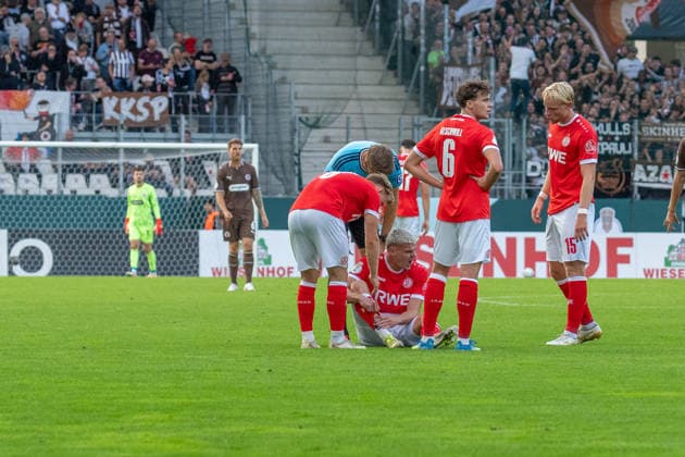 Marek Janssen (Rot-Weiss Essen, 20) sitzt nach einem Foul auf dem Spielfeld, GER Rot-Weiss Essen vs. FC St. Pauli, Fussball, DFB Pokal, Runde 1, Hauptrunde 2026 2027, 23.08.2026 DFB DFL REGULATIONS PROHIBIT ANY USE OF PHOTOGRAPHS AS IMAGE SEQUENCES AND OR QUASI-VIDEO, GER Rot-Weiss Essen vs. FC St. Pauli, Fussball, DFB Pokal, Runde 1, Hauptrunde 2026 2027, 23.08.2026 Essen *** Marek Janssen of Rot Weiss Essen, No. 20, is sitting on the field after a foul, GER Rot Weiss Essen vs. FC St. Pauli, Soccer, DFB Cup, Round 1, Main Round 2026–2027, August 23, 2026 DFB and DFL regulations prohibit any use of photographs as image sequences and or quasi-video, GER Rot Weiss Essen vs. FC St. Pauli, soccer, DFB Cup, Round 1, Main Round 2026–2027, August 23, 2026, Essen Copyright: xEibner-Pressefoto FabianxFriesex EP_FFE