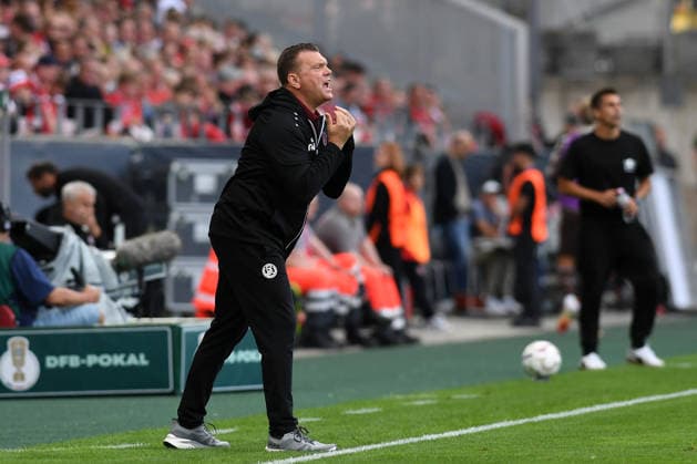 Trainer Uwe Koschinat (Rot-Weiss Essen) gestikuliert, gestik waehrend des DFB-Pokal Spiels zwischen Rot-Weiss Essen v FC St. Pauli, Stadion an der Hafenstrasse am 23. August 2026 in Essen, Deutschland. (Foto von Ralf Treese DeFodi Images) +++ Trainer Uwe Koschinat (Rot-Weiss Essen) gestures during the DFB-Pokal match between Rot-Weiss Essen v FC St. Pauli at Stadion an der Hafenstrasse on August 23, 2026 in Essen, Germany. (Photo by Ralf Treese DeFodi Images) (Photo by Ralf Treese DeFodi Images) - *** Rot-Weiss Essen coach Uwe Koschinat gestures during the DFB Cup match between Rot-Weiss Essen and FC St. Pauli, at Stadion an der Hafenstrasse on August 23, 2026, in Essen, Germany. Photo by Ralf Treese, DeFodi Images. Rot-Weiss Essen coach Uwe Koschinat gestures during the DFB Cup match between Rot-Weiss Essen and FC St. Pauli at Stadion an der Hafenstrasse on August 23, 2026 in Essen, Germany. Photo by Ralf Treese, DeFodi Images. Photo by Ralf Treese, DeFodi Images