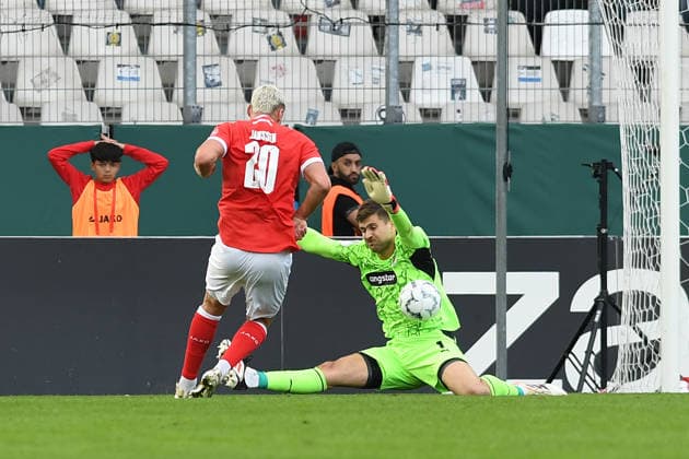 Marek Janssen (Rot-Weiss Essen) und Torwart Ben Voll (FC St. Pauli) im Zweikampf waehrend des DFB-Pokal Spiels zwischen Rot-Weiss Essen v FC St. Pauli, Stadion an der Hafenstrasse am 23. August 2026 in Essen, Deutschland. (Foto von Ralf Treese DeFodi Images) +++ Marek Janssen (Rot-Weiss Essen) und Torwart Ben Voll (FC St. Pauli) battle for the ball during the DFB-Pokal match between Rot-Weiss Essen v FC St. Pauli at Stadion an der Hafenstrasse on August 23, 2026 in Essen, Germany. (Photo by Ralf Treese DeFodi Images) (Photo by Ralf Treese DeFodi Images) - *** Marek Janssen of Rot-Weiss Essen and goalkeeper Ben Voll of FC St. Pauli battle for the ball during the DFB Cup match between Rot-Weiss Essen and FC St. Pauli at Stadion an der Hafenstrasse on August 23, 2026, in Essen, Germany. Photo by Ralf Treese, DeFodi Images. Marek Janssen of Rot-Weiss Essen and goalkeeper Ben Voll of FC St. Pauli battle for the ball during the DFB Cup match between Rot-Weiss Essen and FC St. Pauli at Stadion an der Hafenstrasse on August 23, 2026 in Essen, Germany Photo by Ralf Treese DeFodi Images Photo by Ralf Treese DeFodi Images