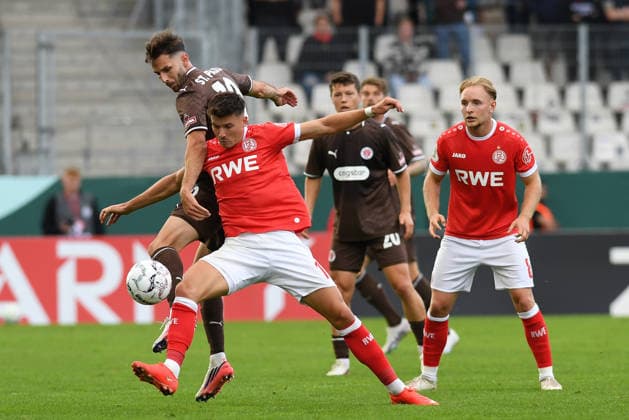 Branimir Hrgota (FC St. Pauli) und Semir Telalovic (Rot-Weiss Essen) im Zweikampf waehrend des DFB-Pokal Spiels zwischen Rot-Weiss Essen v FC St. Pauli, Stadion an der Hafenstrasse am 23. August 2026 in Essen, Deutschland. (Foto von Ralf Treese DeFodi Images) +++ Branimir Hrgota (FC St. Pauli) und Semir Telalovic (Rot-Weiss Essen) battle for the ball during the DFB-Pokal match between Rot-Weiss Essen v FC St. Pauli at Stadion an der Hafenstrasse on August 23, 2026 in Essen, Germany. (Photo by Ralf Treese DeFodi Images) (Photo by Ralf Treese DeFodi Images) - *** Branimir Hrgota of FC St. Pauli and Semir Telalovic of Rot-Weiss Essen battle for the ball during the DFB Cup match between Rot-Weiss Essen and FC St. Pauli at Stadion an der Hafenstrasse on August 23, 2026, in Essen, Germany. Photo by Ralf Treese, DeFodi Images. Branimir Hrgota of FC St. Pauli and Semir Telalovic of Rot-Weiss Essen battle for the ball during the DFB Cup match between Rot-Weiss Essen and FC St. Pauli at Stadion an der Hafenstrasse on August 23, 2026 in Essen, Germany. Photo by Ralf Treese, DeFodi Images. Photo by Ralf Treese, DeFodi Images