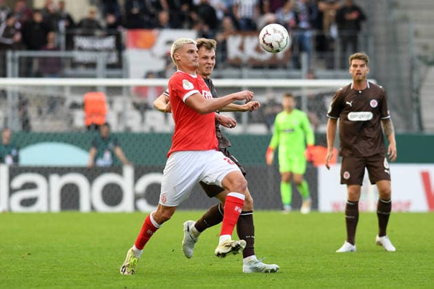 Marek Janssen (Rot-Weiss Essen) und David Nemeth (FC St. Pauli) im Zweikampf waehrend des DFB-Pokal Spiels zwischen Rot-Weiss Essen v FC St. Pauli, Stadion an der Hafenstrasse am 23. August 2026 in Essen, Deutschland. (Foto von Ralf Treese DeFodi Images) +++ Marek Janssen (Rot-Weiss Essen) und David Nemeth (FC St. Pauli) battle for the ball during the DFB-Pokal match between Rot-Weiss Essen v FC St. Pauli at Stadion an der Hafenstrasse on August 23, 2026 in Essen, Germany. (Photo by Ralf Treese DeFodi Images) (Photo by Ralf Treese DeFodi Images) - *** Marek Janssen of Rot-Weiss Essen and David Nemeth of FC St. Pauli battle for the ball during the DFB Cup match between Rot-Weiss Essen and FC St. Pauli at Stadion an der Hafenstrasse on August 23, 2026, in Essen, Germany. Photo by Ralf Treese, DeFodi Images. Marek Janssen of Rot-Weiss Essen and David Nemeth of FC St. Pauli battle for the ball during the DFB Cup match between Rot-Weiss Essen and FC St. Pauli at Stadion an der Hafenstrasse on August 23, 2026 in Essen, Germany. Photo by Ralf Treese, DeFodi Images. Photo by Ralf Treese, DeFodi Images.
