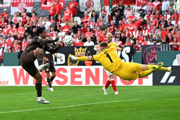 Joel Chima Fujita (FC St. Pauli) und Torwart Jakob Golz (Rot-Weiss Essen) im Zweikampf waehrend des DFB-Pokal Spiels zwischen Rot-Weiss Essen v FC St. Pauli, Stadion an der Hafenstrasse am 23. August 2026 in Essen, Deutschland. (Foto von Ralf Treese DeFodi Images) +++ Joel Chima Fujita (FC St. Pauli) und Torwart Jakob Golz (Rot-Weiss Essen) battle for the ball during the DFB-Pokal match between Rot-Weiss Essen v FC St. Pauli at Stadion an der Hafenstrasse on August 23, 2026 in Essen, Germany. (Photo by Ralf Treese DeFodi Images) (Photo by Ralf Treese DeFodi Images) - *** Joel Chima Fujita of FC St. Pauli and goalkeeper Jakob Golz of Rot-Weiss Essen battle for the ball during the DFB Cup match between Rot-Weiss Essen and FC St. Pauli at Stadion an der Hafenstrasse on August 23, 2026, in Essen, Germany. Photo by Ralf Treese, DeFodi Images. Joel Chima Fujita of FC St. Pauli and goalkeeper Jakob Golz of Rot-Weiss Essen battle for the ball during the DFB Cup match between Rot-Weiss Essen and FC St. Pauli at Stadion an der Hafenstrasse on August 23, 2026 in Essen, Germany Photo by Ralf Treese DeFodi Images Photo by Ralf Treese DeFodi Images