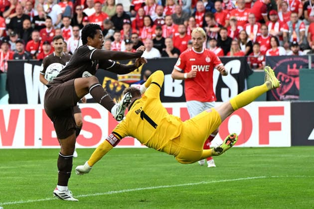 Joel Chima Fujita (FC St. Pauli) und Torwart Jakob Golz (Rot-Weiss Essen) im Zweikampf waehrend des DFB-Pokal Spiels zwischen Rot-Weiss Essen v FC St. Pauli, Stadion an der Hafenstrasse am 23. August 2026 in Essen, Deutschland. (Foto von Ralf Treese DeFodi Images) +++ Joel Chima Fujita (FC St. Pauli) und Torwart Jakob Golz (Rot-Weiss Essen) battle for the ball during the DFB-Pokal match between Rot-Weiss Essen v FC St. Pauli at Stadion an der Hafenstrasse on August 23, 2026 in Essen, Germany. (Photo by Ralf Treese DeFodi Images) (Photo by Ralf Treese DeFodi Images) - *** Joel Chima Fujita of FC St. Pauli and goalkeeper Jakob Golz of Rot-Weiss Essen battle for the ball during the DFB Cup match between Rot-Weiss Essen and FC St. Pauli at Stadion an der Hafenstrasse on August 23, 2026, in Essen, Germany. Photo by Ralf Treese, DeFodi Images. Joel Chima Fujita of FC St. Pauli and goalkeeper Jakob Golz of Rot-Weiss Essen battle for the ball during the DFB Cup match between Rot-Weiss Essen and FC St. Pauli at Stadion an der Hafenstrasse on August 23, 2026 in Essen, Germany Photo by Ralf Treese DeFodi Images Photo by Ralf Treese DeFodi Images
