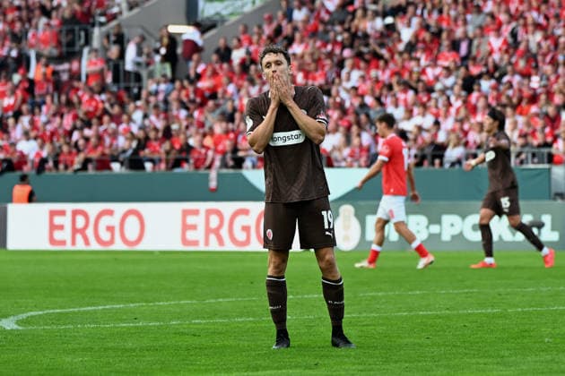 Martijn Kaars (FC St. Pauli) enttaeuscht waehrend des DFB-Pokal Spiels zwischen Rot-Weiss Essen v FC St. Pauli, Stadion an der Hafenstrasse am 23. August 2026 in Essen, Deutschland. (Foto von Ralf Treese DeFodi Images) +++ Martijn Kaars (FC St. Pauli) looks dejected during the DFB-Pokal match between Rot-Weiss Essen v FC St. Pauli at Stadion an der Hafenstrasse on August 23, 2026 in Essen, Germany. (Photo by Ralf Treese DeFodi Images) (Photo by Ralf Treese DeFodi Images) - *** Martijn Kaars of FC St. Pauli looks dejected during the DFB Cup match between Rot-Weiss Essen and FC St. Pauli, Stadion an der Hafenstrasse on August 23, 2026, in Essen, Germany. Photo by Ralf Treese, DeFodi Images. Martijn Kaars of FC St. Pauli looks dejected during the DFB Cup match between Rot-Weiss Essen and FC St. Pauli at Stadion an der Hafenstrasse on August 23, 2026 in Essen, Germany Photo by Ralf Treese, DeFodi Images Photo by Ralf Treese, DeFodi Images