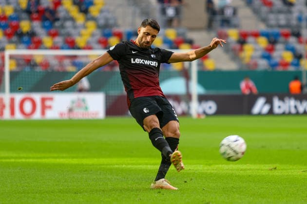 23.08.2026, GER, Fussball, Herren, DFB Pokal , Saison 2026 2027, Fortuna Düsseldorf - SC Freiburg Vincenzo Grifo (SCF) in Aktion am Ball, Einzelaktion *** August 23, 2026, Germany, Soccer, Men s, DFB Cup, 2026–2027 Season, Fortuna Düsseldorf vs. SC Freiburg: Vincenzo Grifo (SCF) in action with the ball, individual play Copyright: xSvenxHanischx