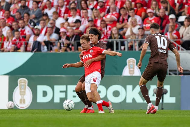 23.08.2026, GER, Fussball, Herren, DFB-Pokal, Saison 2026 2027, Rot-Weiss Essen - St. Pauli Marvin Obuz (RWE) und Tomoya Ando (Pauli) im Kampf um den Ball Essen Stadion an der Hafenstraße Nordrhein-Westfalen Deutschland *** August 23, 2026, GER, Soccer, Men s, DFB Cup, 2026–2027 Season, Rot-Weiss Essen vs. St. Pauli: Marvin Obuz (RWE) and Tomoya Ando (Pauli) battle for the ball at the Essen Stadion an der Hafenstraße in North Rhine-Westphalia, Germany Copyright: xAdrianxSchlüterx