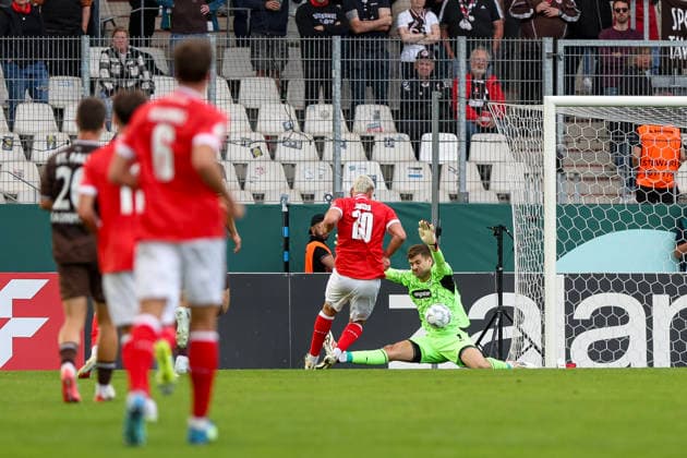 23.08.2026, GER, Fussball, Herren, DFB-Pokal, Saison 2026 2027, Rot-Weiss Essen - St. Pauli Marek Janssen (RWE) und Ben Voll (Pauli) im Kampf um den Ball Essen Stadion an der Hafenstraße Nordrhein-Westfalen Deutschland *** August 23, 2026, GER, Soccer, Men s, DFB Cup, 2026–2027 Season, Rot-Weiss Essen vs. St. Pauli: Marek Janssen (RWE) and Ben Voll (Pauli) battling for the ball at Essen s Stadion an der Hafenstraße, North Rhine-Westphalia, Germany Copyright: xAdrianxSchlüterx