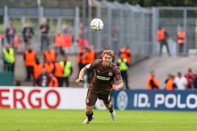 23.08.2026, GER, Fussball, Herren, DFB-Pokal, Saison 2026 2027, Rot-Weiss Essen - St. Pauli Marcus Mathisen (Pauli) in Aktion am Ball, Einzelaktion Essen Stadion an der Hafenstraße Nordrhein-Westfalen Deutschland *** August 23, 2026, GER, Soccer, Men s, DFB Cup, 2026–2027 Season, Rot-Weiss Essen vs. St. Pauli; Marcus Mathisen of St. Pauli in action with the ball, solo play at Essen s Stadion an der Hafenstraße, North Rhine-Westphalia, Germany Copyright: xAdrianxSchlüterx