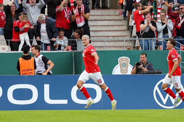 23.08.2026, GER, Fussball, Herren, DFB-Pokal, Saison 2026 2027, Rot-Weiss Essen - St. Pauli Marek Janssen (RWE) Torjubel, jubelt nach seinem Treffer zum 1:0 Essen Stadion an der Hafenstraße Nordrhein-Westfalen Deutschland *** August 23, 2026, GER, Soccer, Men’s, DFB Cup, 2026–2027 Season, Rot-Weiss Essen vs. St. Pauli, Marek Janssen (RWE) celebrates his goal, making the score 1–0, at the Essen Stadion an der Hafenstraße in North Rhine-Westphalia, Germany Copyright: xAdrianxSchlüterx