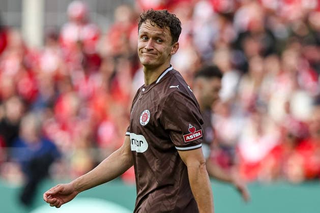 23.08.2026, GER, Fussball, Herren, DFB-Pokal, Saison 2026 2027, Rot-Weiss Essen - St. Pauli Martijn Kaars (Pauli) mit Mimik Essen Stadion an der Hafenstraße Nordrhein-Westfalen Deutschland *** August 23, 2026, GER, Soccer, Men s, DFB Cup, 2026–2027 Season, Rot-Weiss Essen vs. St. Pauli, Martijn Kaars, Pauli with facial expressions, Essen Stadion an der Hafenstraße, North Rhine-Westphalia, Germany Copyright: xAdrianxSchlüterx