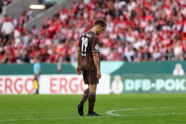 23.08.2026, GER, Fussball, Herren, DFB-Pokal, Saison 2026 2027, Rot-Weiss Essen - St. Pauli Martijn Kaars (Pauli) ist enttäuscht Essen Stadion an der Hafenstraße Nordrhein-Westfalen Deutschland *** August 23, 2026, GER, Soccer, Men s, DFB Cup, 2026–2027 Season, Rot-Weiss Essen vs. St. Pauli, Martijn Kaars, Pauli is disappointed, Essen Stadium on Hafenstraße, North Rhine-Westphalia, Germany Copyright: xAdrianxSchlüterx