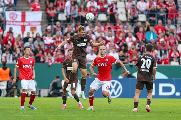 23.08.2026, GER, Fussball, Herren, DFB-Pokal, Saison 2026 2027, Rot-Weiss Essen - St. Pauli David Nemeth (Pauli) mit einem Kopfball Essen Stadion an der Hafenstraße Nordrhein-Westfalen Deutschland *** August 23, 2026, Germany, Soccer, Men s, DFB Cup, 2026–2027 Season, Rot-Weiss Essen vs. St. Pauli, David Nemeth (Pauli) scores with a header at the Essen Stadion an der Hafenstraße, North Rhine-Westphalia, Germany Copyright: xAdrianxSchlüterx
