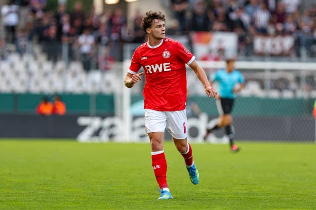 23.08.2026, GER, Fussball, Herren, DFB-Pokal, Saison 2026 2027, Rot-Weiss Essen - St. Pauli Max Geschwill (RWE) schaut Essen Stadion an der Hafenstraße Nordrhein-Westfalen Deutschland *** August 23, 2026, GER, Soccer, Men s, DFB Cup, 2026–2027 Season, Rot-Weiss Essen vs. St. Pauli, Max Geschwill, RWE visits Essen s Stadion an der Hafenstraße, North Rhine-Westphalia, Germany Copyright: xAdrianxSchlüterx