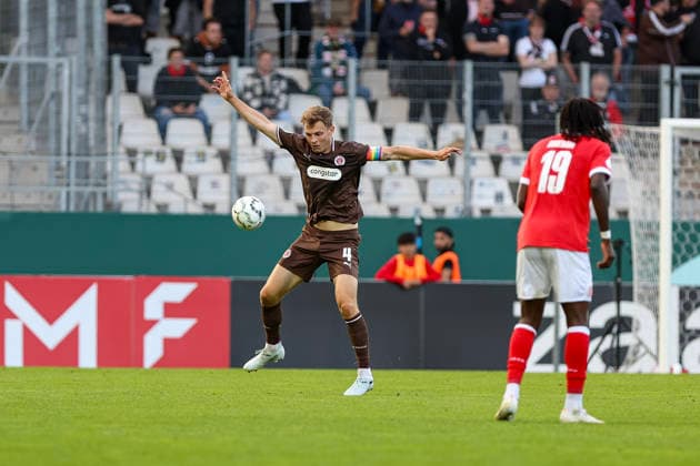 23.08.2026, GER, Fussball, Herren, DFB-Pokal, Saison 2026 2027, Rot-Weiss Essen - St. Pauli David Nemeth (Pauli) in Aktion am Ball, Einzelaktion Essen Stadion an der Hafenstraße Nordrhein-Westfalen Deutschland *** August 23, 2026, GER, Soccer, Men s, DFB Cup, 2026–2027 Season, Rot-Weiss Essen vs. St. Pauli, David Nemeth Pauli in action with the ball, solo play, Essen Stadion an der Hafenstraße, North Rhine-Westphalia, Germany Copyright: xAdrianxSchlüterx