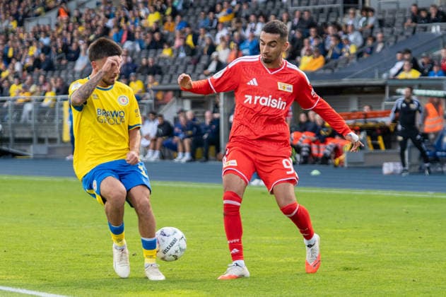 Deutschland: Fussball DFB-Pokal, 1. Runde 2026 2027, Eintracht Braunschweig - 1. FC Union Berlin am 23.08.2026 in Braunschweig (Eintracht-Stadion): Samuele Di Benedetto (Eintracht Braunschwei, 10) und Livan Burcu (1. FC Union Berlin, 9) im Zweikampf *** Germany Soccer DFB Cup, First Round 2026–2027, Eintracht Braunschweig vs. 1. FC Union Berlin on August 23, 2026, at the Eintracht Stadium in Braunschweig: Samuele Di Benedetto (Eintracht Braunschweig, 10) and Livan Burcu (1. FC Union Berlin, 9) in a tackle Copyright: xSvenxHeidmannx
