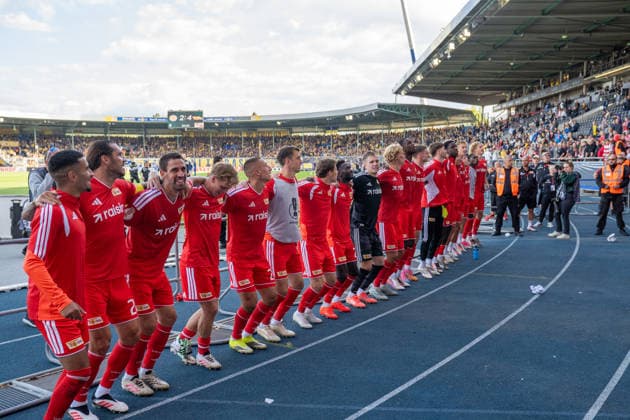 Deutschland: Fussball DFB-Pokal, 1. Runde 2026 2027, Eintracht Braunschweig - 1. FC Union Berlin am 23.08.2026 in Braunschweig (Eintracht-Stadion): Die Mannschaft des 1. FC Union nach dem Spiel. Feiern mit den mitgereisten Fans. Jubel, Freude, Emotionen *** German Soccer DFB Cup, First Round 2026–2027, Eintracht Braunschweig vs. 1. FC Union Berlin on August 23, 2026, at Eintracht Stadium in Braunschweig. The 1. FC Union team celebrates with their traveling fans after the game—cheers, joy, and excitement. Copyright: xSvenxHeidmannx