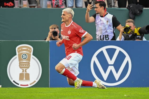 Marek Janssen RWE jubelt nach dem Tor zum 1:0 23.08.2026 ¢ Fussball ¢ Rot-Weiss Essen vs St. Pauli ¢ DFB-Pokal, Stadion Essen, Essen, DFB DFL REGULATIONS PROHIBIT ANY USE OF PHOTOGRAPHS AS IMAGE SEQUENCES AND OR QUASI-VIDEO NRW Germany *** Marek Janssen of RWE celebrates after scoring the goal on 08 23 2026 ¢ Soccer ¢ Rot Weiss Essen vs. St. Pauli ¢ DFB Cup, Essen Stadium, Essen, DFB DFL regulations prohibit any use of photographs as image sequences and or quasi-video. NRW, Germany Copyright: xpepphotox xHorstxMauelshagenx pep00321, pep_20260823_hm
