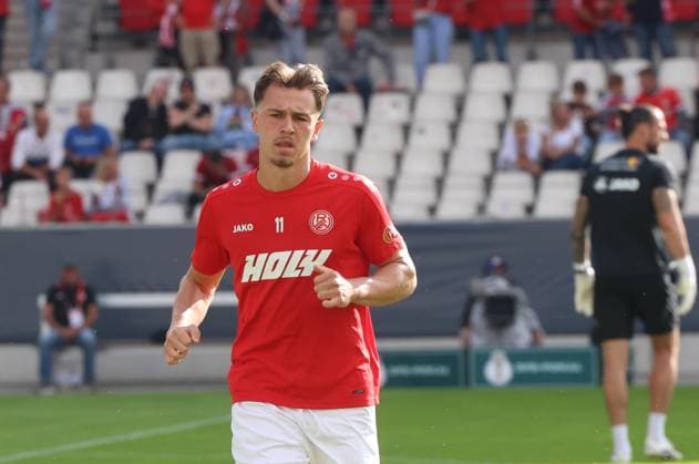 Noah Pesch ( 11; Rot-Weiss Essen) läuft konzentriert über den Rasen des Stadions an der Hafenstraße in Essen. Im Hintergrund sind Zuschauer auf der Tribüne sowie ein Torwart im schwarzen Trikot zu sehen. Noah Pesch ( 11; Rot-Weiss Essen) beim Aufwärmen im Stadion an der Hafenstraße *** Noah Pesch, No. 11 of Rot-Weiss Essen, runs with focus across the field at the stadium on Hafenstraße in Essen. In the background, spectators can be seen in the stands, as well as a goalkeeper in a black jersey. Noah Pesch, No. 11 of Rot-Weiss Essen, warming up at the stadium on Hafenstraße. Copyright: xspeedshotx xTimoxBluhmki-Schmidtx