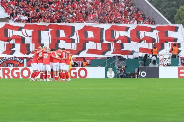 Die Fans von Rot-Weiss Essen präsentieren im vollbesetzten Stadion an der Hafenstraße ein großes rot-weißes Banner. Die Tribüne ist dicht gefüllt mit Anhängern in den Vereinsfarben Rot und Weiß. Rot-Weiss Essen Fans mit großem Banner im Stadion an der Hafenstraße *** Rot Weiss Essen fans unfurl a large red-and-white banner in the packed stadium on Hafenstraße. The stands are packed with supporters wearing the club’s red and white colors. Rot Weiss Essen fans with a large banner in the stadium on Hafenstraße Copyright: xspeedshotx xTimoxBluhmki-Schmidtx