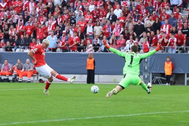 Ein Spieler von Rot-Weiss Essen zieht aus kurzer Distanz ab, während FC St. Pauli Torwart Voll ( 1) sich in einer Glanzparade streckt. Der Ball liegt zwischen beiden Spielern auf dem Rasen des Stadions an der Hafenstraße. Rot-Weiss Essen Stürmer schießt gegen FC St. Pauli Torwart Voll ( 1) *** A Rot Weiss Essen player takes a shot from close range, while FC St. Pauli goalkeeper Voll 1 stretches to make a spectacular save. The ball lies between the two players on the field at the stadium on Hafenstraße. A Rot Weiss Essen forward shoots at FC St. Pauli goalkeeper Voll 1. Copyright: xspeedshotx xTimoxBluhmki-Schmidtx