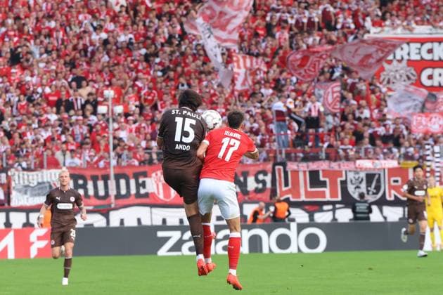 Semir Telalovi? ( 17; Rot-Weiss Essen) springt zum Kopfball gegen einen Spieler des FC St. Pauli mit der Rückennummer 15 (ANDO) vor der vollbesetzten Heimkurve im Stadion an der Hafenstraße. Der Ball ist im Bild, beide Spieler befinden sich in der Luft. Semir Telalovi? ( 17; Rot-Weiss Essen) im Kopfballduell gegen FC St. Pauli *** Semir Telalovi (No. 17, Rot-Weiss Essen) jumps for a header against an FC St. Pauli player wearing No. 15 (ANDO) in front of the packed home stands at the Stadion an der Hafenstraße. The ball is visible in the picture, both players are in the air; Semir Telalovi, No. 17 for Rot-Weiss Essen, is in a header duel against FC St. Pauli Copyright: xspeedshotx xTimoxBluhmki-Schmidtx