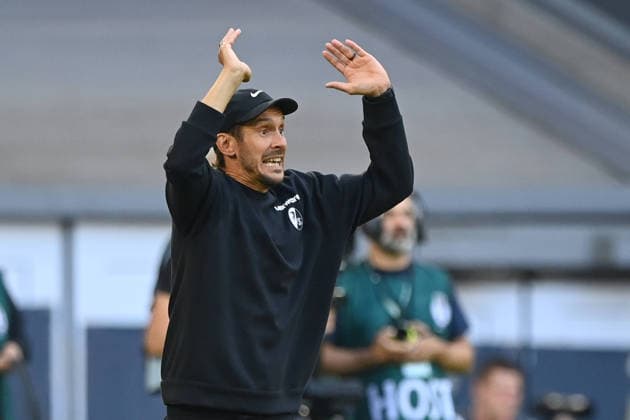 Trainer Julian SCHUSTER (FR) Gestik, Geste, gestikuliert, Fussball DFB Pokal, 1. Hauptrunde, Fortuna Duesseldorf (D) - SC Freiburg (FR) am 23.08.2026 in der Merkur Spiel Arena Duesseldorf Deutschland. DFL DFB regulations prohibit any use of photographs as image sequences and or quasi-video Â *** Coach Julian SCHUSTER FR Gestures, gesturing, soccer, DFB Cup, 1st Round, Fortuna Düsseldorf vs. SC Freiburg on Friday, August 23, 2026, at the Merkur Spiel Arena in Düsseldorf, Germany. DFL and DFB regulations prohibit any use of photographs as image sequences and or quasi-video.
