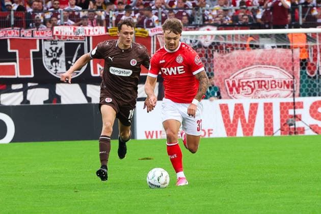 Jannik Hofmann ( 37; Rot-Weiss Essen) treibt den Ball voran, während Martijn Kaars vom FC St. Pauli dicht hinter ihm bleibt. Die Szene findet vor der vollbesetzten Westtribüne im Stadion an der Hafenstraße statt. Jannik Hofmann ( 37; Rot-Weiss Essen) im Laufduell mit Martijn Kaars *** Jannik Hofmann (37, Rot-Weiss Essen) drives the ball forward, while Martijn Kaars of FC St. Pauli stays close behind him. The scene takes place in front of the packed West Stand at the stadium on Hafenstraße. Jannik Hofmann (37, Rot-Weiss Essen) in a footrace with Martijn Kaars Copyright: xRuhr.Pottraitx