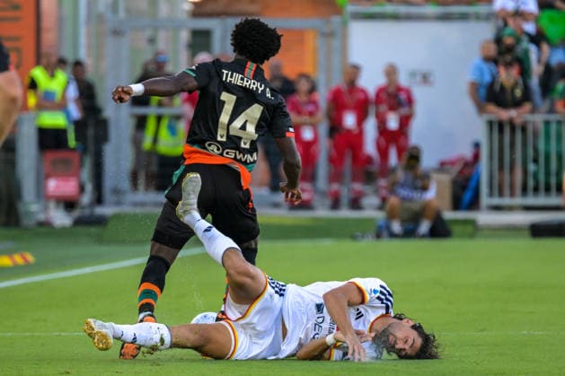 IPA87735060 - Venezia s Thierry Rendall Correia fouls Lecce s Santiago Daniel Pierotti during the Venezia FC vs. US Lecce Italian Serie A soccer match in Venice, Italy, on August 23, 2026  Copyright: xAlessioxMarini IPAxSportx xx 87735060