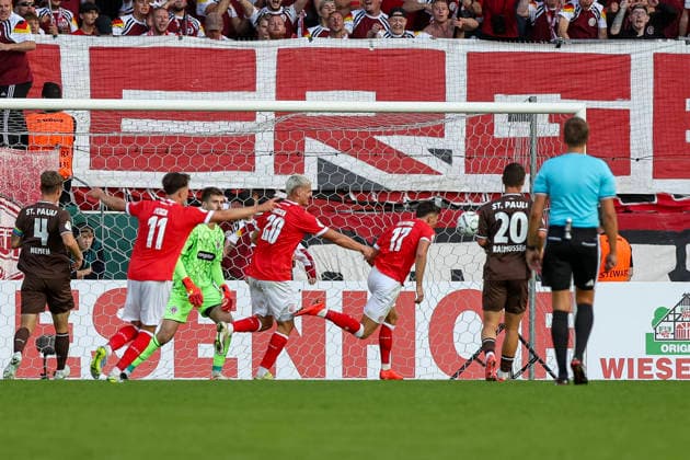 23.08.2026, GER, Fussball, Herren, DFB-Pokal, Saison 2026 2027, Rot-Weiss Essen - St. Pauli Semir Telalovic (RWE) Torjubel, jubelt nach seinem Treffer zum 2:0 Essen Stadion an der Hafenstraße Nordrhein-Westfalen Deutschland *** August 23, 2026, GER, Soccer, Men s, DFB Cup, 2026–2027 Season, Rot-Weiss Essen vs. St. Pauli, Semir Telalovic (RWE) celebrates his goal to make it 2–0 at the Essen Stadion an der Hafenstraße, North Rhine-Westphalia, Germany Copyright: xAdrianxSchlüterx
