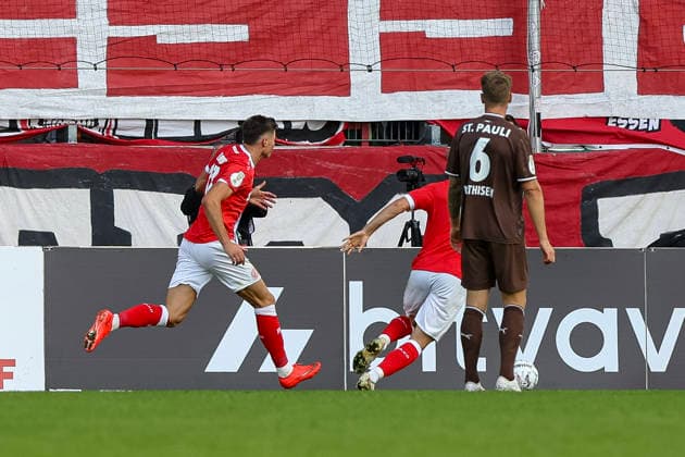 23.08.2026, GER, Fussball, Herren, DFB-Pokal, Saison 2026 2027, Rot-Weiss Essen - St. Pauli Semir Telalovic (RWE) Torjubel, jubelt nach seinem Treffer zum 2:0 Essen Stadion an der Hafenstraße Nordrhein-Westfalen Deutschland *** August 23, 2026, GER, Soccer, Men s, DFB Cup, 2026–2027 season, Rot-Weiss Essen vs. St. Pauli, Semir Telalovic, RWE goal celebration, celebrating after scoring the 2–0 goal at Essen s Stadion an der Hafenstraße, North Rhine-Westphalia, Germany Copyright: xAdrianxSchlüterx