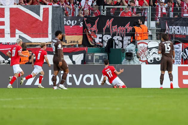 23.08.2026, GER, Fussball, Herren, DFB-Pokal, Saison 2026 2027, Rot-Weiss Essen - St. Pauli Semir Telalovic (RWE) Torjubel, jubelt nach seinem Treffer zum 2:0 Essen Stadion an der Hafenstraße Nordrhein-Westfalen Deutschland *** August 23, 2026, GER, Soccer, Men s, DFB Cup, 2026–2027 season, Rot-Weiss Essen vs. St. Pauli, Semir Telalovic, RWE goal celebration, celebrating after scoring the 2–0 goal at Essen s Stadion an der Hafenstraße, North Rhine-Westphalia, Germany Copyright: xAdrianxSchlüterx
