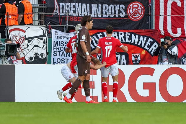 23.08.2026, GER, Fussball, Herren, DFB-Pokal, Saison 2026 2027, Rot-Weiss Essen - St. Pauli Semir Telalovic (RWE) Torjubel, jubelt nach seinem Treffer zum 2:0 Essen Stadion an der Hafenstraße Nordrhein-Westfalen Deutschland *** August 23, 2026, GER, Soccer, Men s, DFB Cup, 2026–2027 season, Rot-Weiss Essen vs. St. Pauli, Semir Telalovic, RWE goal celebration, celebrating after scoring the 2–0 goal at Essen s Stadion an der Hafenstraße, North Rhine-Westphalia, Germany Copyright: xAdrianxSchlüterx