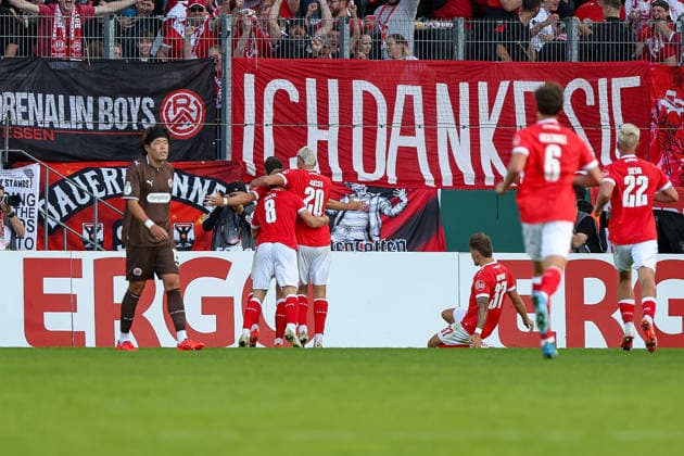 23.08.2026, GER, Fussball, Herren, DFB-Pokal, Saison 2026 2027, Rot-Weiss Essen - St. Pauli Semir Telalovic (RWE) Torjubel, jubelt mit seiner Mannschaft nach dem Treffer zum 2:0 Essen Stadion an der Hafenstraße Nordrhein-Westfalen Deutschland *** August 23, 2026, GER, Soccer, Men s, DFB Cup, 2026–2027 Season, Rot-Weiss Essen vs. St. Pauli, Semir Telalovic (RWE) celebrates a goal with his team after scoring to make it 2–0 at Essen s Stadion an der Hafenstraße, North Rhine-Westphalia, Germany Copyright: xAdrianxSchlüterx