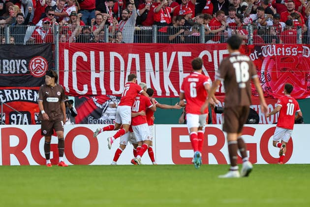 23.08.2026, GER, Fussball, Herren, DFB-Pokal, Saison 2026 2027, Rot-Weiss Essen - St. Pauli Semir Telalovic (RWE) Torjubel, jubelt mit seiner Mannschaft nach dem Treffer zum 2:0 Essen Stadion an der Hafenstraße Nordrhein-Westfalen Deutschland *** August 23, 2026, GER, Soccer, Men s, DFB Cup, 2026–2027 Season, Rot-Weiss Essen vs. St. Pauli, Semir Telalovic (RWE) celebrates a goal with his team after scoring to make it 2–0 at Essen s Stadion an der Hafenstraße, North Rhine-Westphalia, Germany Copyright: xAdrianxSchlüterx