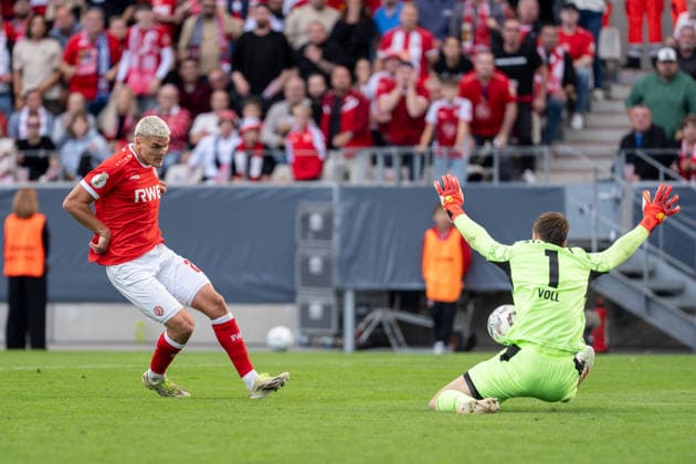 23.08.2026, GER Deutschland, Fussball, Saison 2026 2027, DFB-Pokal 1. Runde RW Essen - St. Pauli Ben Voll (FC St. Pauli, 1) hält den Ball von Marek Janssen (Rot-Weiss Essen, 20) Essen Stadion an der Hafenstraße Nordrhein-Westfalen (NRW) Deutschland *** August 23, 2026, GER Germany, Soccer, 2026–2027 Season, DFB Cup, First Round: RW Essen vs. St. Pauli; Ben Voll (FC St. Pauli), 1, holds the ball away from Marek Janssen (Rot-Weiss Essen); 20, Essen Stadium on Hafenstraße, North Rhine-Westphalia (NRW), Germany Copyright: xnordphotoxGmbHx xChristianxSchulzex