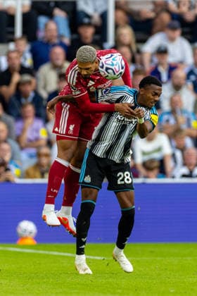 Football - FA Premier League - Newcastle United FC v Liverpool FC NEWCASTLE-UPON-TYNE, ENGLAND - Saturday, August 22, 2026: Liverpool s Ronald Araujo challenges for a header with Newcastle United s Joe Willock (R) during the FA Premier League match between Newcastle United FC and Liverpool FC at St James Park. (Photo by David Rawcliffe Propaganda) NEWCASTLE-UPON-TYNE St James Park TYNE AND WEAR ENGLAND  Copyright: xDavidxRawcliffex P2026-08-23-Newcastle_Liverpool-176