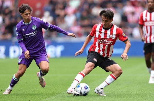 EINDHOVEN - PSV Eindhoven middenvelder Kodai Sano met FC Groningen aanvaller Thom van Bergen tijdens de Vriendenloterij eredivisie wedstrijd tussen PSV en FC Groningen in Philips stadion op 23 augustus 2026 in Eindhoven , Nederland. - *** PSV Eindhoven midfielder Kodai Sano and FC Groningen forward Thom van Bergen during the Vriendenloterij Eredivisie match between PSV and FC Groningen at Philips Stadium on August 23, 2026, in Eindhoven, the Netherlands
