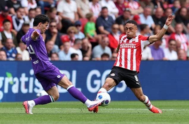 EINDHOVEN - PSV Eindhoven verdediger Sergino Dest met FC Groningen middenvelder Pelle Clement tijdens de Vriendenloterij eredivisie wedstrijd tussen PSV en FC Groningen in Philips stadion op 23 augustus 2026 in Eindhoven , Nederland. - *** EINDHOVEN: PSV Eindhoven defender Sergino Dest and FC Groningen midfielder Pelle Clement during the Vriendenloterij Eredivisie match between PSV and FC Groningen at Philips Stadium on August 23, 2026, in Eindhoven, the Netherlands